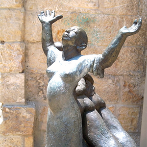 Hannah, a sculpture al Mamilla Mall, Jerusalem